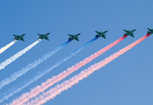 Песков: говорить о возможной отмене воздушной части Парада Победы преждевременно
