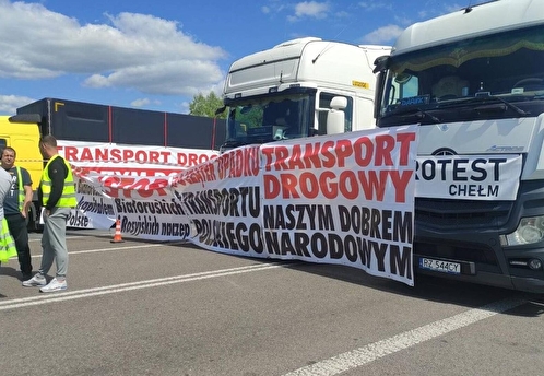 Польские перевозчики в знак протеста перекрыли дорогу на границе с Украиной в Дорохуске