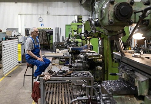 Институт Гайдара: 35% промышленных предприятий в России испытывают дефицит кадров