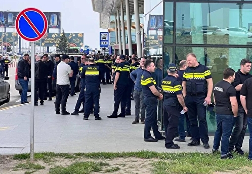 Оппозиция попыталась прорвать кордон в аэропорту Тбилиси после приземления рейса из Москвы