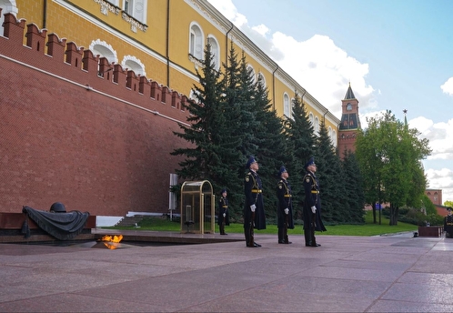 В Александровском саду прошла церемония возложения венков и цветов к Могиле Неизвестного Солдата