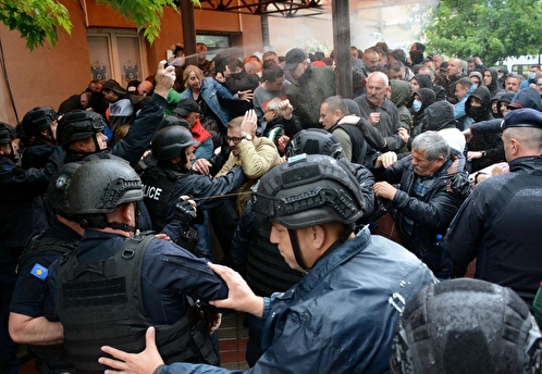 На севере Косово начались столкновения протестующих с силовиками