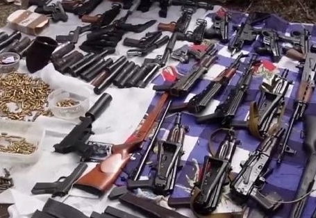В Подмосковье в сарае у местного жителя нашли крупный арсенал оружия