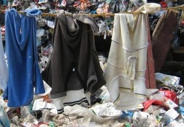 В РФ предложили запретить выкидывать одежду в мусорные баки из-за экологии