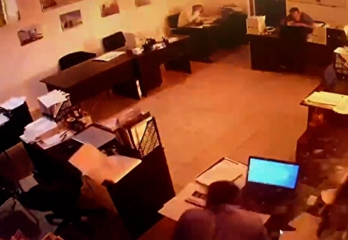 Видео с камер наблюдения запечатлело момент попадания дрона в жилой дом в центре Воронежа
