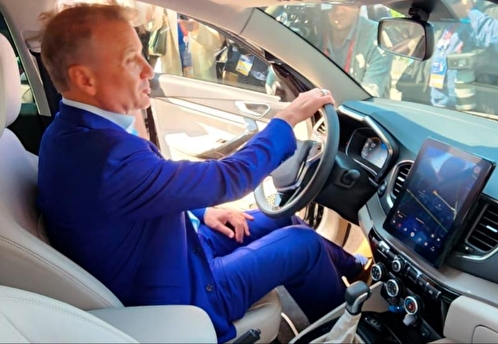 Глава Сбербанка Герман Греф не смог завести автомобиль Lada Aurа на ПМЭФ