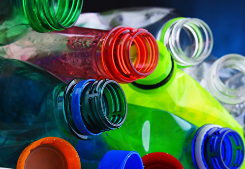 В России планируют запретить цветные пластиковые бутылки с 2024 года