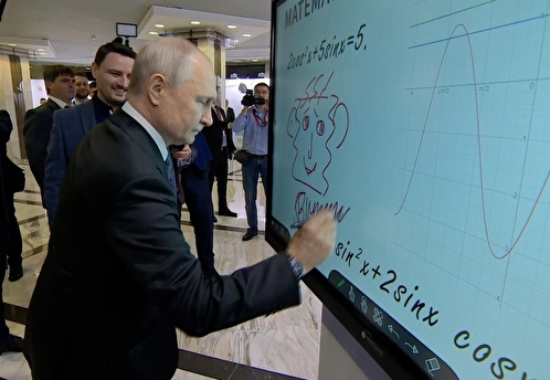 Путин нарисовал рожицу на интерактивном экране на выставке отечественных брендов