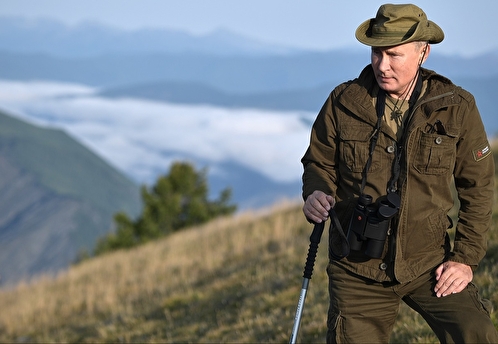 Песков напомнил, что Путин не ходит в турпоходы в Альпы, а отдыхает в России