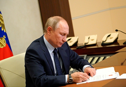 Путин подписал закон о единой ставке налогообложения для работающих из-за границы