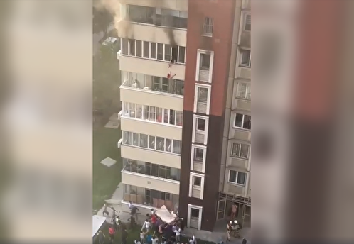 Люди прыгают из окон, спасаясь от пожара в многоэтажном жилом доме в Алма-Ате