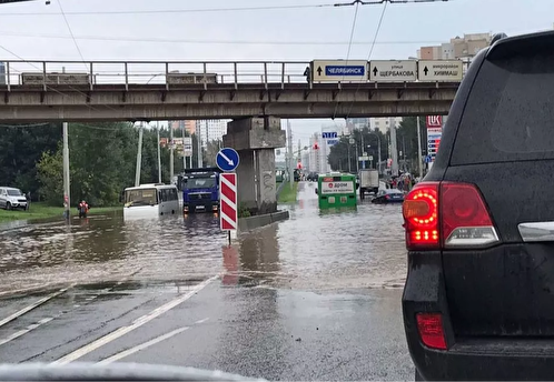 В Екатеринбурге из-за потопа на Щербакова ограничили движение транспорта