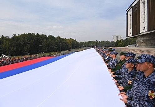 Самый большой российский триколор развернули у Музея Победы в Москве