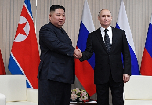 Путин подарил Ким Чен Ыну перчатку от космического скафандра и российский карабин