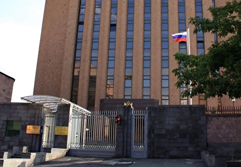 Неизвестные облили красной краской двери посольства РФ в Ереване