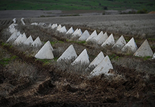 Bild: Россия продолжает укреплять линию обороны с помощью пирамид из бетона