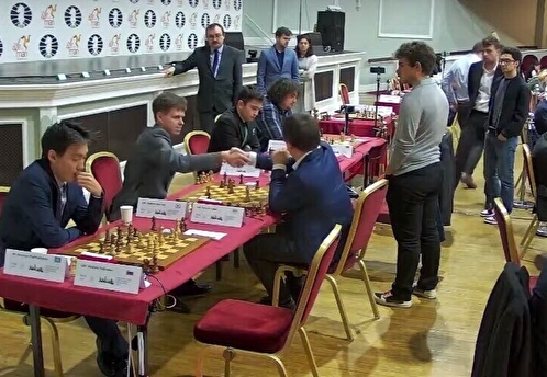 Украинец Кузубов пожал руку россиянину Артемьеву на шахматном турнире