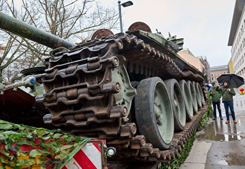 SST: в Хельсинки россияне регулярно приносят цветы к сожженному танку Т-72