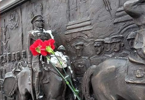 Неизвестный отпилил голову коня на горельефе «Парад Победы» у Красной площади