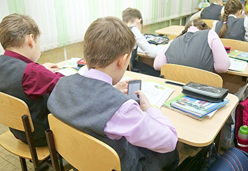 Путин подписал закон об ограничении использования телефонов в школе