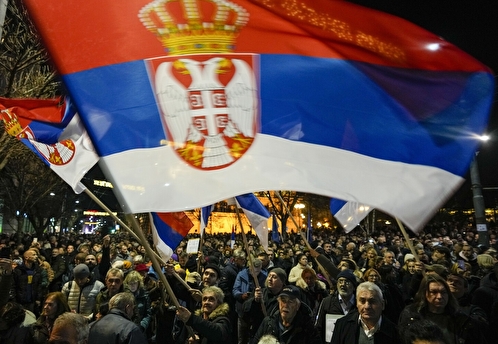 В Белграде протестующие перекрыли улицу у здания госуправления