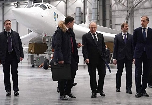 Путин приехал на Казанский авиазавод и поднялся за штурвал самолета Ту-160М