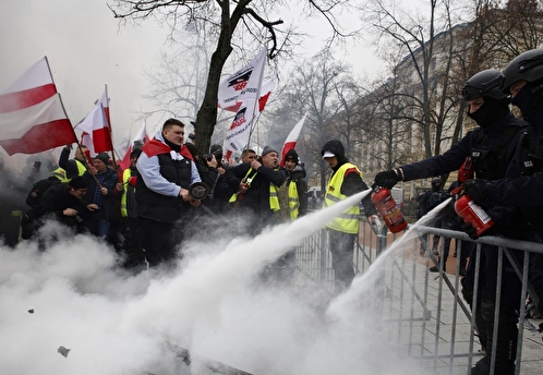 В Варшаве протестующие фермеры начали разбирать брусчатку и забрасывать полицию