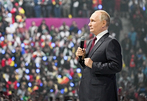 Путин пошутил, что ему не нужна умная колонка Сбера, раз всегда есть Греф на связи
