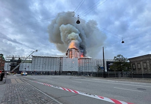 В Копенгагене горит здание старейшей в мире биржи