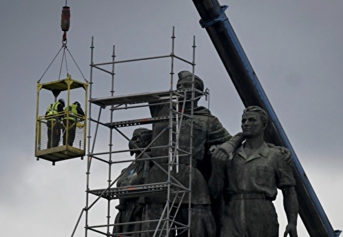 В Княжеском саду в Софии продолжился демонтаж памятника Советской армии