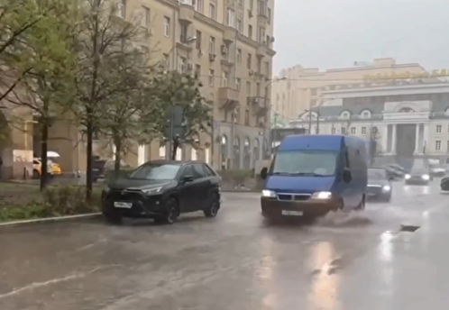 Сильнейший ливень затопил автомобильные дороги в Москве