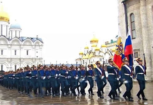 Владимир Путин после инаугурации принял парад Президентского полка