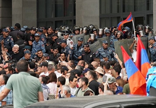 В Ереване начались столкновения полиции с протестующими у здания МИД
