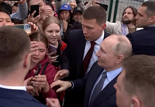 Владимир Путин остановил кортеж и вышел к жителям Якутска