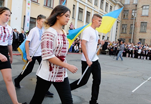 Министр образования Украины заявил о массовом отъезде старшеклассников за рубеж