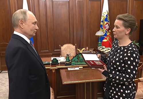 Путин вручил звезду Героя России вдове погибшего под Курском Сергея Чебнева