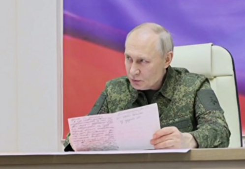 Песков: Путин счел необходимым надеть форму с камуфляжем в Курской области
