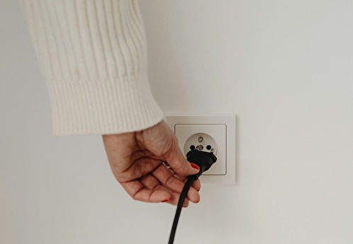 Смертельный заряд: забытый в розетке кабель может уничтожить квартиру