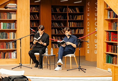 Известные актеры читают классику и современную прозу в центре Москвы