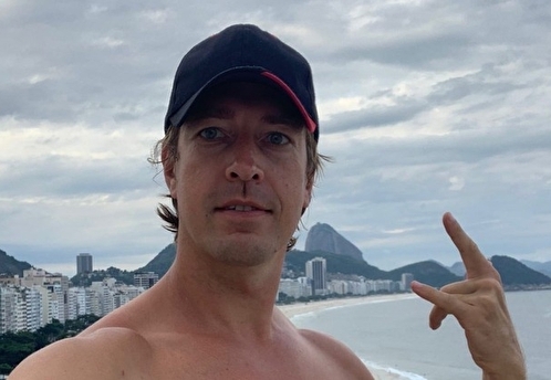 Автора «телесных тренингов» Алекса Лесли объявили в розыск