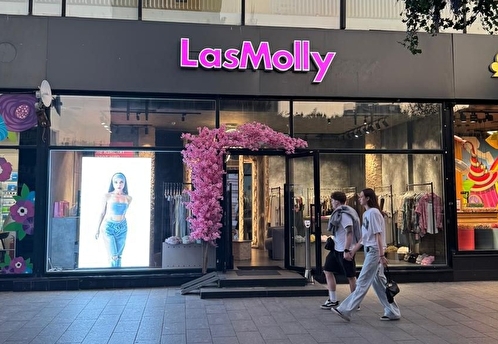 На Арбате девушка приковала себя наручниками к бутику, требуя скидку