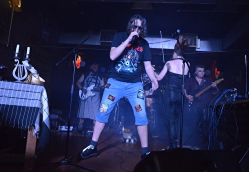 Фронтмен «Спектакля Джо» нокаутировал зрителя на концерте в Петербурге