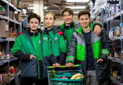 Работать с другом – не мечта, а реальность: каждый пятый новенький во ВкусВилле пришел по программе «Приведи друга»