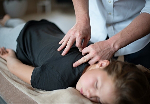 Эксперт рассказал, когда ребенку необходим визит к остеопату