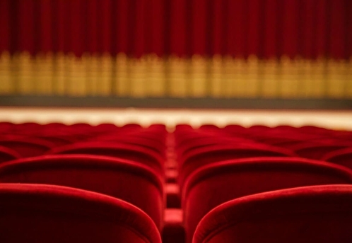 Благотворительность в зрительном зале: МХАТ и фонд «Помощь» запустили акцию