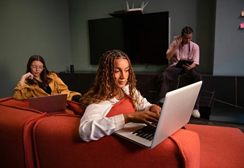 От рейвов без алкоголя до иммерсивного искусства: как зумеры проводят свободное время