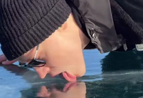 Скромное Обаяние Пацана: Видео с Шаманом должно отвлечь нас от чего-то более важного