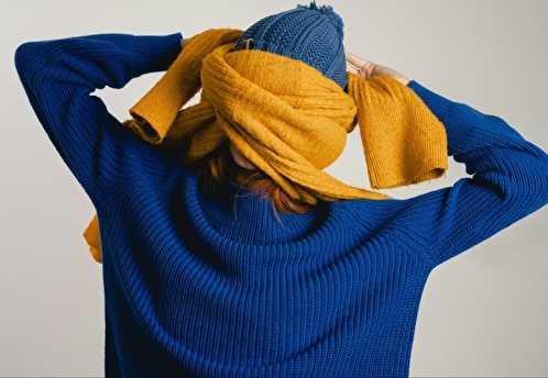 Самокат открыл в Москве теплицу с вязаными цветами — арт-объект о ранней весне