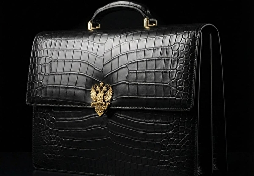 В России предприниматель из списка Forbes заказал портфель из кожи аллигатора с гербом РФ