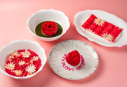 Цветы на пасте, кимчи в сэндвиче и горящая «Свеча»: гастроновости недели